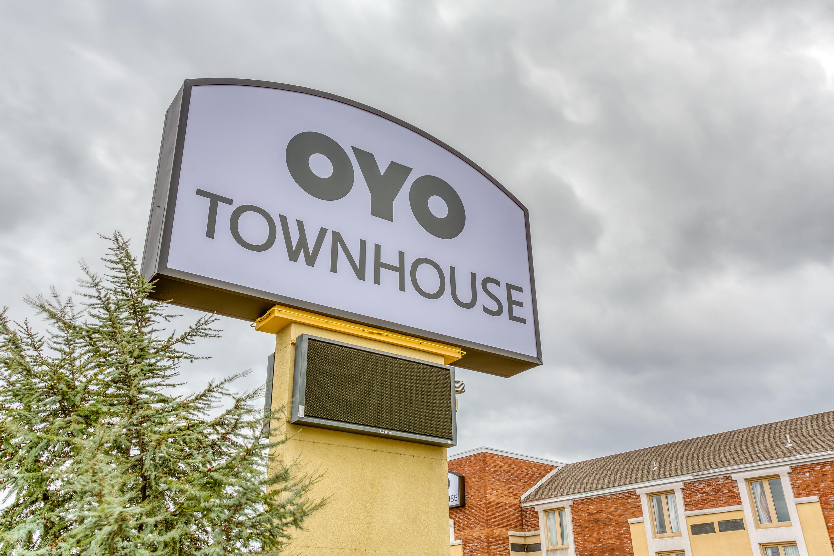 Oyo Townhouse Tulsa Woodland Hills Hotel Exterior photo