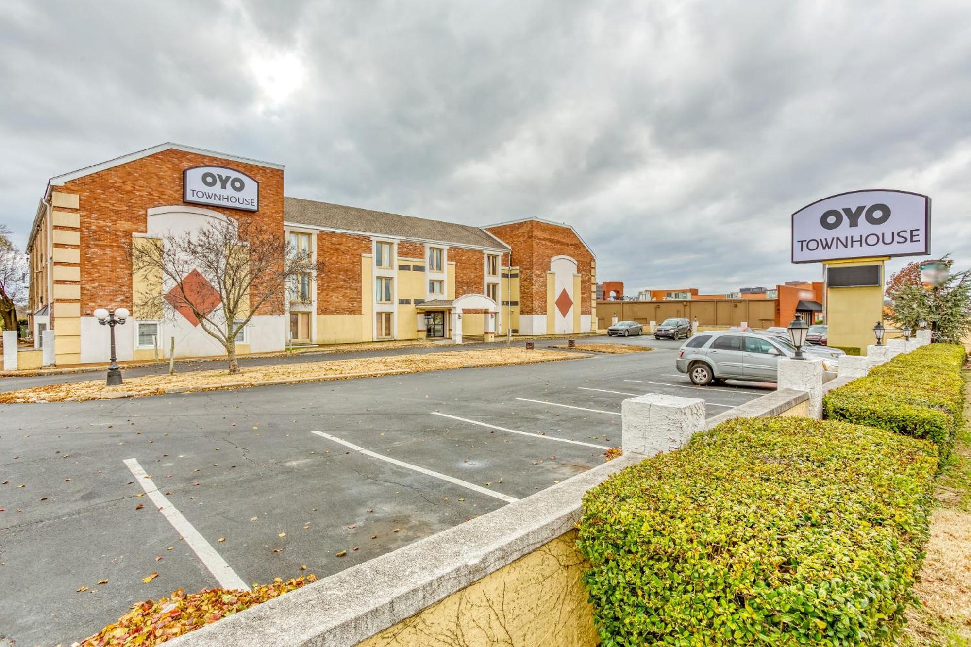 Oyo Townhouse Tulsa Woodland Hills Hotel Exterior photo