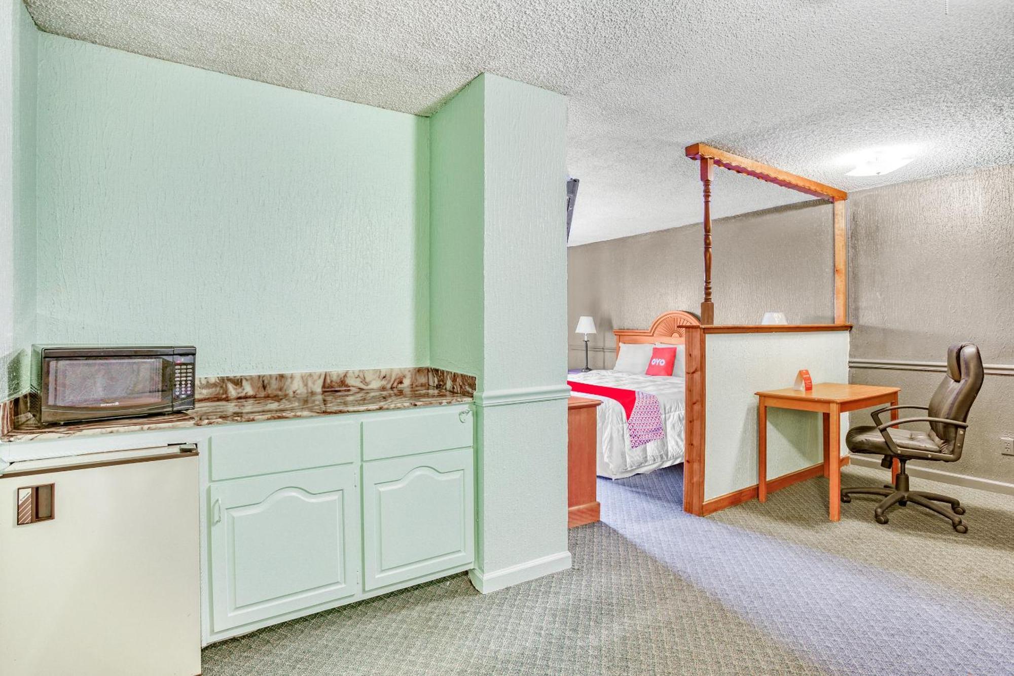 Oyo Townhouse Tulsa Woodland Hills Hotel Exterior photo